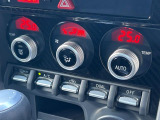 【左右独立型フルオートエアコン】運転席と助手席でそれぞれお好みの温度に設定可能。同乗者にも配慮した、快適な空調をお届け致します。