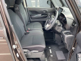 運転席まわりです。実際に座ってみて、乗り心地を体験してみてください,視界も良好です。