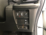 【両側電動スライドドア】リモコンや運転席のスイッチ操作のほか、ドアハンドルを少し引くだけでリアドアが自動開閉します♪