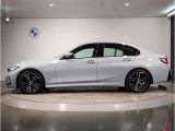 【拘りのFR】BMWが多く採用するFR車。ダイレクトでスポーティな加速感・シャープなハンドリングを実現。縦置きエンジンレイアウトにより、フラットで上質な乗り味です。