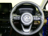 ステアリングスイッチ付き。前方から目を離すことなく操作することが可能です。