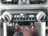 【オートエアコン】1年中快適な室内を提供!車内温度を設定すると、風量を自動で調節してくれます