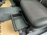 助手席下にも収納スペースがあります!車検証や、小物など収納できます!