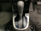 CVT車のセレクトレバーです。低速から高速まで、変速ショックのないスムーズな走りを実現するとともに、エンジン効率のよい領域を維持することで燃費にも貢献します。