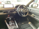 運転に集中できるようにデザインやレイアウトを人間工学に基づいて設計しています