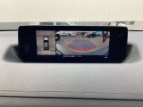 【360&deg;ビューモニター】  とても分かりやすい、クルマの上から見下ろしたような映像で、駐車サポートをしてくれます。