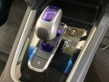 ハイブリッド専用セレクトレバーです。シフトチェンジを電子信号で送信するセレクトレバーを採用していますので、軽快でスマートな操作を楽しめます。