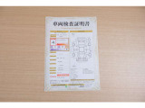 【車両検査証明書】店頭にて、クルマの状態が一目で分かる査証明書を公開中。トヨタ認定検査員が厳しく検査し、状態を点数と図解で表示しています。修復歴はもちろん、傷やヘコミの箇所や程度がご確認いただけます。