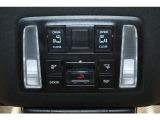運転席上部の操作部です。こちらでも両側電動スライド操作できます。