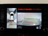 パノラミックビューモニター付きです。車両を上から見たような映像をモニター画面に表示。運転席からの目視では見にくい、車両周辺の状況をリアルタイムでしっかり確認できます。