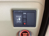 左側電動スライドドアは運転席からでも操作ができるように、ハンドル付近に開閉の操作スイッチが付いています。