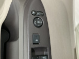 狭い駐車場で便利な電動格納ドアミラーが付いています。