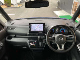 運転席からの視界が広く、隅々まではっきり見渡せます☆小物入れも多くスッキリした運転席廻り