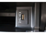 USB-Aの給電ソケットを装備。モバイル機器への充電が可能です。