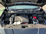 電気自動車ですのでモータールームです。ヘッドカバーのように見えるのはインバーターユニットです。起動用の12Vバッテリーを備えています。