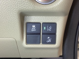 Hondaセンシング用の、VSA(ABS+TCS+横滑り抑制)解除と路外逸脱抑制機能のオンオフスイッチなどはハンドルの右側に装備しています。