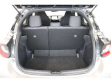 荷物の積みおろしがしやすいハッチバック。上方向にドアが開くので雨の日でも車内が濡れにくいですよ。