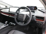 視線を前方に誘導する、トップマウントメーターを起点とし、安全確認がしやすく、運転に集中できる構成に。最大限走りの良さを楽しむことができます。