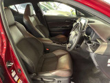 運転席の画像です。足元やシートまわりに余裕があり、リラックスした姿勢で運転が可能です。視界も良好で操作系へのアクセスもしやすく、快適で安心感のあるドライブをサポートします。