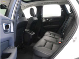 広々としたキャビンで、くつろぎの時間を。左右のリアシートはたっぷりとしたサイズを確保。人間工学に基づいた設計により、長距離ドライブでも快適な座り心地を提供します。