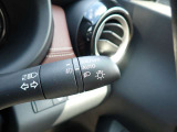 オートライト機能が装備されており暗い場所に入ると車両が検知しライトのON・OFFを自動的に切り替えてくれますので非常に便利な装備です♪