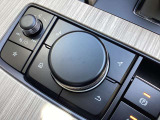 「MAZDAコネクト」コマンダー部 手元を見ることなく操作出来るように左手を自然に降ろした位置に設置。シンプルで使いやすく、機能を覚えやすいボタン配置になっています。