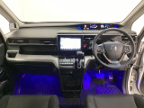 車内は光触媒抗菌消臭施工済です。スタイリッシュなデザインでスポーティなインパネ周りを演出します。グローブボックスやカップホルダーのほかにトレーなどたくさんの収納スペースが付いています。
