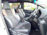 運転席シート廻りは使用感も少なく、良好な状態となっています。前オーナー様が丁寧に使っていたことがよくわかりますね。