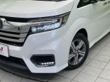 【LEDヘッドライト】悪天候や夜間走行時も良好な視界を確保し安心して運転できる高輝度LEDヘッドライトを装備!点灯速度が早く、消費電力も抑えられています。