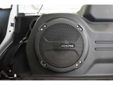 アルパイン製サブウーハー付き。低音をしっかり聞かせてくれます。