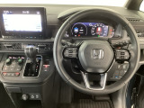 【ハンドル】運転にかかわる様々な操作を安全に行えるように視点移動が少なく操作性に配慮されたスイッチ類が凝縮されたコックピットです。