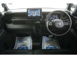 運転にかかわる様々な操作を安全に行えるように視点移動が少なく、操作性に配慮されたスイッチ類が凝縮されたコクピットです。