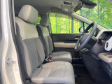 運転席まわりには十分なスペースがあり、大柄な方でもゆったり運転していただける環境です。