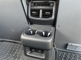 【 後席エアコン 】後席にもエアコンがついておりますので、車内全体を快適な温度に調節いただけます♪