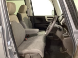 女性でも運転がしやすいように、シートの高さ調整機能(シートリフター)がついています。運転席と助手席の間が空いている為、助手席側への移動がスムーズです。交通量の多い道でも助手席側から乗り降りができます。