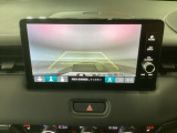 【バックカメラ】運転が苦手な方も車庫入れラクラクです!ギアをリバースに入れれば自動的に切り換わりますので、面倒な操作は不要です♪狭い駐車場もお車を傷つけず安心ですね!