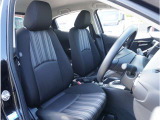 【清潔感のある運転席&助手席】隅々までクリーニングの行き届いた運転席&助手席。目立ったシミや汚れ等もございません。快適なドライブをどうぞ。