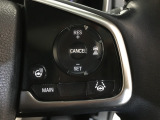 ハンドル右側にはクルーズコントロールのスイッチが装備され運転中の操作も安心して行えます。