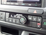 使いやすいフルオートエアコン♪運転席にはシートヒーターを装備♪ナビ連動のUSBや充電機能のジャックも備えています。