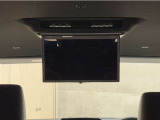 &rdquo;お子様がご機嫌斜めな時は後席モニターの出番!お気に入りのDVDを流せば渋滞や長距離移動もみんな快適♪もちろん、お子様だけでなく大人グループでお出かけの時にも◎後部座席に乗る人も退屈せずに過ごせます!