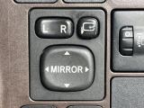 【電動格納ミラー】サイドミラーは電動格納式となっており、狭い駐車場でもキズがつくリスクを抑えられます。