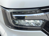 【LEDヘッドライト】悪天候や夜間走行時も良好な視界を確保し安心して運転できる高輝度LEDヘッドライトを装備!点灯速度が早く、消費電力も抑えられています。