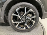 スポーティな印象を与える純正ホイールです。どこまでも走っていきたくなるようなデザインですね♪
