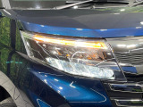 【LEDヘッドライト】悪天候や夜間走行時も良好な視界を確保し安心して運転できる高輝度LEDヘッドライトを装備!点灯速度が早く、消費電力も抑えられています。