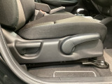シートハイトアジャスターが付いているので運転姿勢を調整するのに便利ですね。身長に合ったシートポジションは安全運転や疲労軽減にもつながります。
