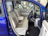 フロント広々、ベンチシートの運転席は、ハイトアジャスターが付いているので、快適にドライブができます。