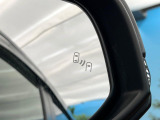 【ブラインドスポットモニター】走行中、ドアミラーの死角になりやすい箇所に後続車が接近するとサイドミラーのレンズに警告を表示!ドライバーに注意喚起をしてくれます。