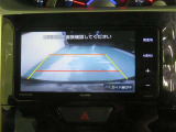 車両後方の映像を映すバックモニター。進路を確認しながら安全に車庫入れできます。