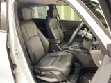 乗降がしやすい運転席。高さが調節できて小柄な方でも運転しやすいポジションをとることができます。