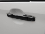 電子キーをカバンやポケットに持っていれば、ドアハンドルやバックドアに付いているボタンを押すだけでドアの開閉ができます。手が塞がっている時、カバンの中からカギを探す必要がありません。